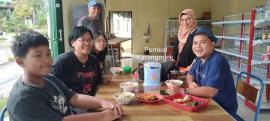 Berburu Kuliner Tradisional, Wisatawan Mampir Jajan di Warung Desa Prima